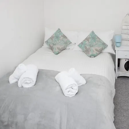 Sunnyside - Back Road East - Sleeps 4 Holiday home *