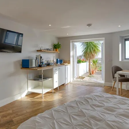 Pebbles - A Relaxing King Apartment *
