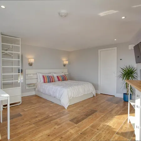 Pebbles - A Relaxing King Apartment *