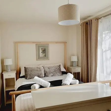 Eclectic Haven Of Calm 10 Mins Walk To Harbour ! Holiday home *