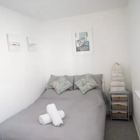 Sunnyside - Back Road East - Sleeps 4