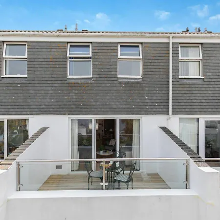 17 Carthew Court *