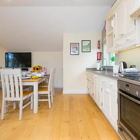 7 Sandy Lane Apartment *