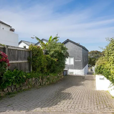 7 Sandy Lane Apartment *