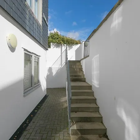7 Sandy Lane *