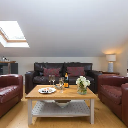 7 Sandy Lane Apartment