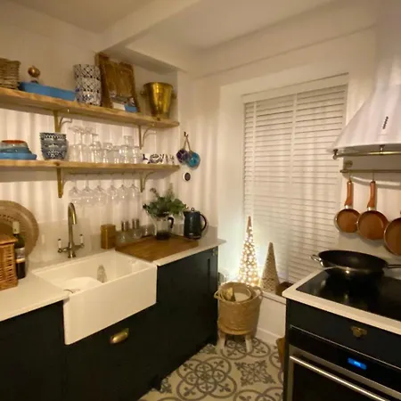 Smugglers Hideaway: Charming Fisherman's With Harbour View Apartment