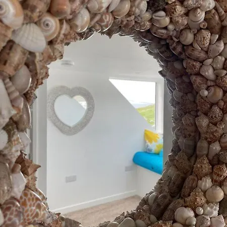 Island View - 3 Bedroom - 40m To Porthgwidden - Sleeps 7 - Inc Free Parking Holiday home