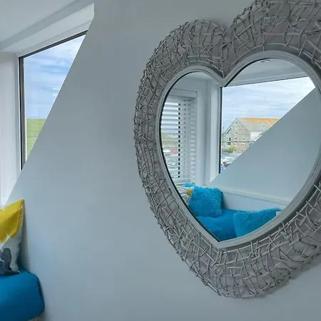 Island View - 3 Bedroom - 40m To Porthgwidden - Sleeps 7 - Inc Free Parking Holiday home *