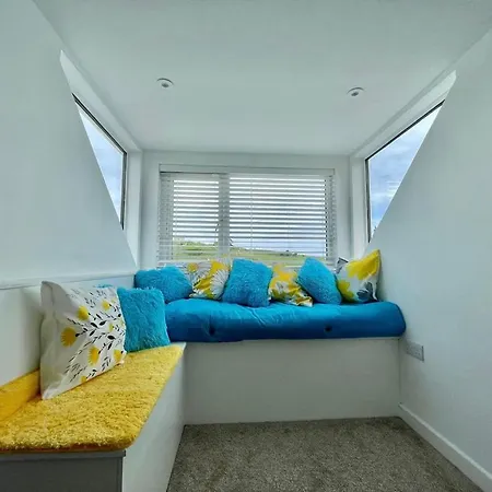 Island View - 3 Bedroom - 40m To Porthgwidden - Sleeps 7 - Inc Free Parking