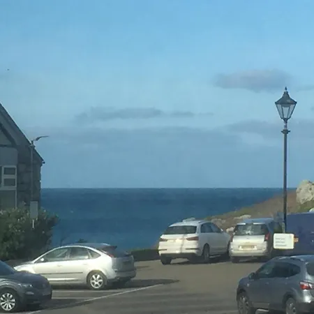 Island View - 3 Bedroom - 40m To Porthgwidden - Sleeps 7 - Inc Free Parking Holiday home *