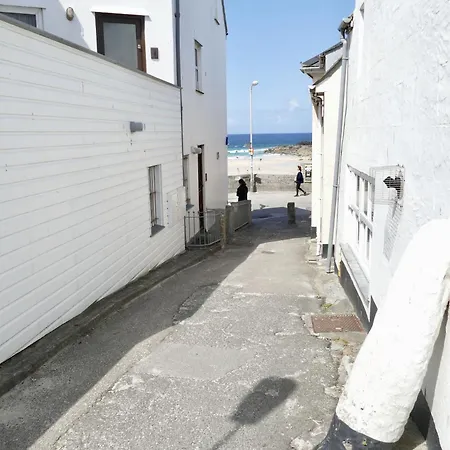 Silver Seahorse A Classic Fishermans * St Ives (Cornwall)