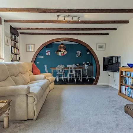 The Old Barn Near - Rustic Charm & Space