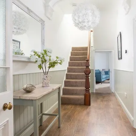 Waves End, St Ives, Hot Tub And Parking Holiday home *