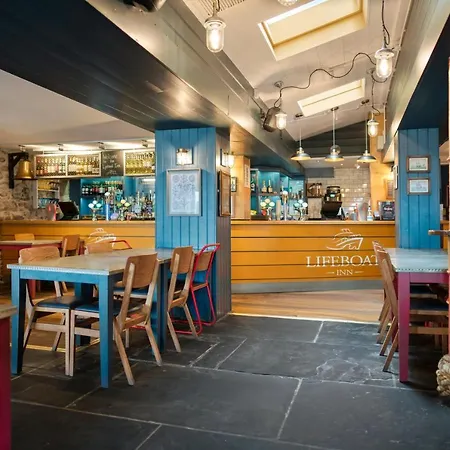 Lifeboat Inn *