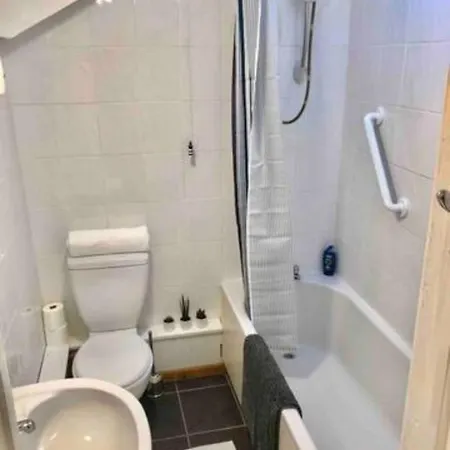 Immaculate 2-bed Loft 2 Min From Apartment