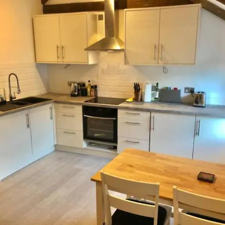 Immaculate 2-bed Loft 2 Min From Apartment