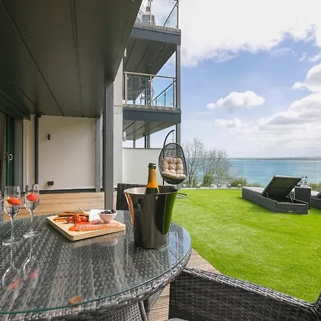 Peninsula 2 Apartment
