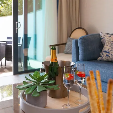Apartment Peninsula 2 *
