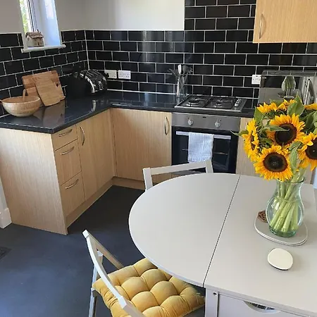Cheerful - 2 Bedroom In St Ives.