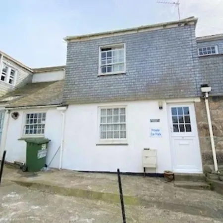 2-bedroom In Heart Of W/ Parking Holiday home