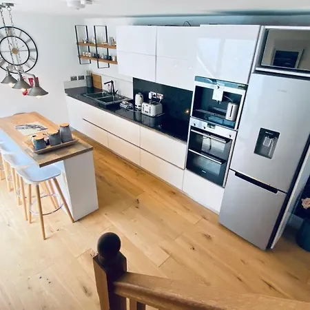 Tregenna House: Refurbished Family Townhouse With Garden And Parking *