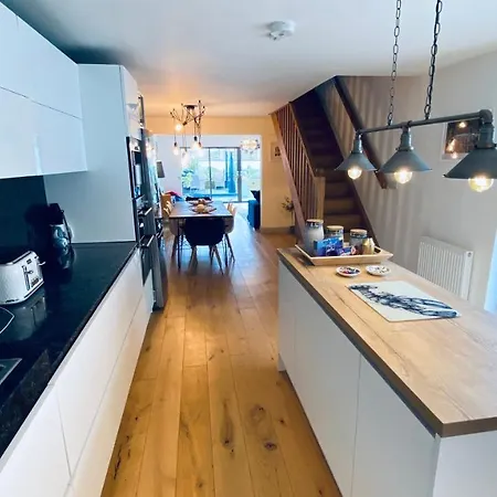 Tregenna House: Refurbished Family Townhouse With Garden And Parking Holiday home