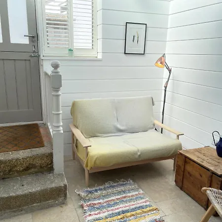 Porth House, With South Facing Courtyard Garden! *