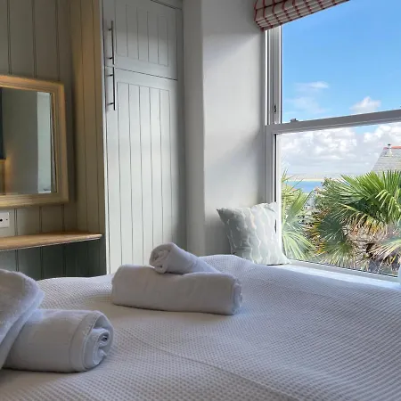 Porth House, With South Facing Courtyard Garden! St Ives (Cornwall)