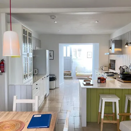 Porth House, With South Facing Courtyard Garden! St Ives (Cornwall)