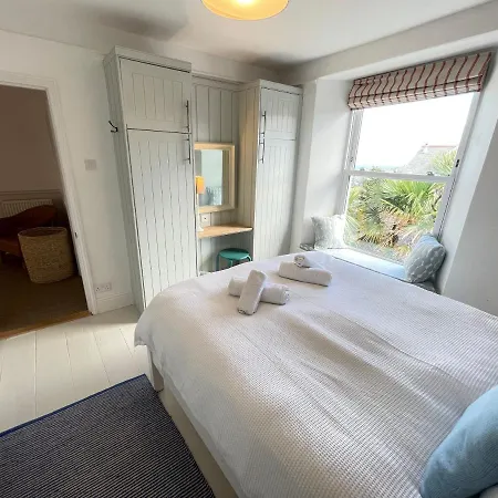 Holiday home Porth House, With South Facing Courtyard Garden! *