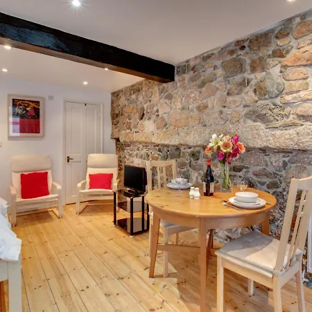 Holiday home Netherton Island Road *