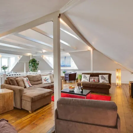 Holiday home Westcott House The Warren *