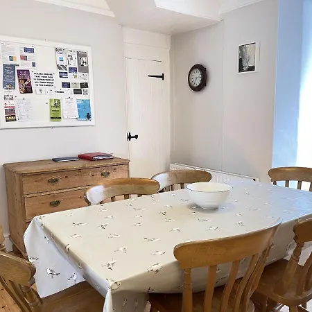 37 Trenwith Place, Charming Family & Garden! Holiday home