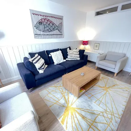 Porth House, With South Facing Courtyard Garden! * St Ives (Cornwall)