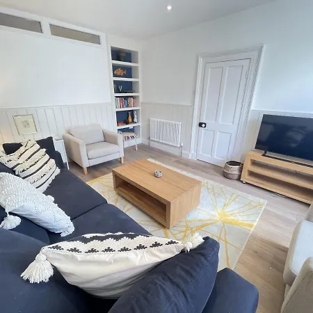 Holiday home Porth House, With South Facing Courtyard Garden!