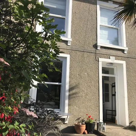 Porth House, With South Facing Courtyard Garden! Holiday home *