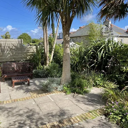 Holiday home Porth House, With South Facing Courtyard Garden!