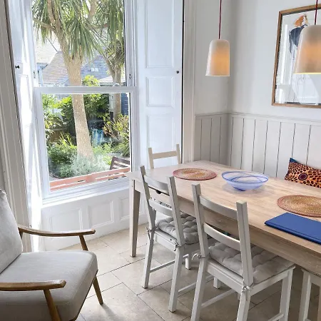 Porth House, With South Facing Courtyard Garden! Holiday home *