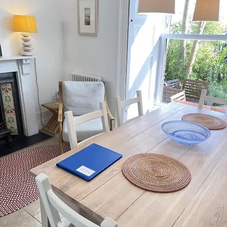 Porth House, With South Facing Courtyard Garden! St Ives (Cornwall)