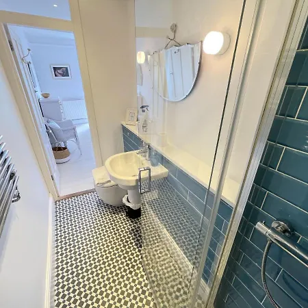 Porth House, With South Facing Courtyard Garden! Holiday home *