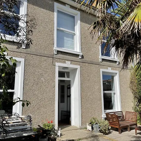 Holiday home Porth House, With South Facing Courtyard Garden! *