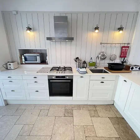 Porth House, With South Facing Courtyard Garden! St Ives (Cornwall)