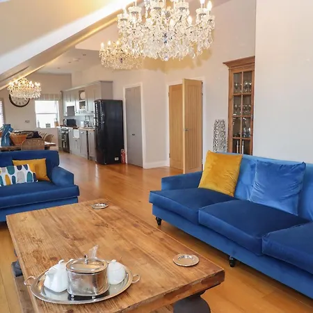 7 Four Seasons Apartment *