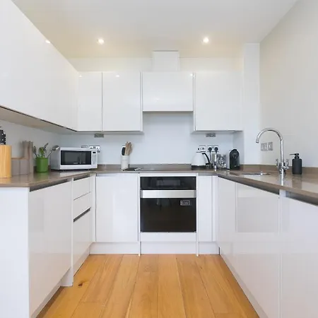 2 Four Seasons Apartment