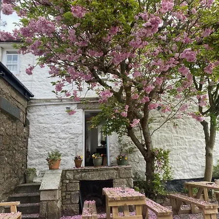 The White House At The Tinners Arms * St. Ives