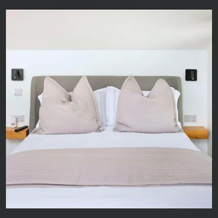 Uno - Luxury Serviced * St Ives (Cornwall)