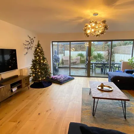 Tregenna House: Refurbished Family Townhouse With Garden And Parking