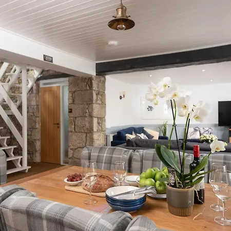 Holiday home Azenor House, *
