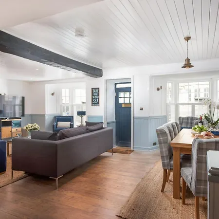 Azenor House, Holiday home *